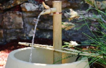 Vườn nhà yên bình với đài phun nước bằng tre