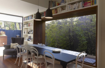 Dùng cửa sổ làm ghế ngồi