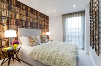 Nhà xinh với giấy dán tường hình kệ sách