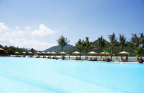 Á hậu Thiên Lý hưởng trọn biệt thự, resort triệu đô của chồng già