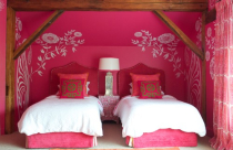 Biến tấu màu hồng trong phòng ngủ