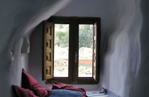 Góc đọc sách bên cửa sổ