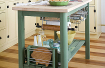 Làm sao để phòng bếp dài và hẹp trông thoáng hơn?