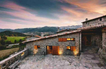 Ngôi nhà hiện đại với chất liệu gỗ và đá