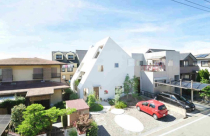 Ngôi nhà nổi bật với mái dốc và nhiều cửa sổ