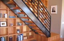 Tủ sách - cầu thang kết thành bộ đôi hoàn hảo