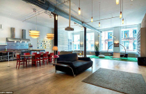 Nội thất ấn tượng của căn phòng nổi tiếng trong phim “Yêu nữ thích hàng hiệu”