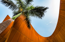 Ngộ mắt với kiến trúc văn phòng chữ U cam óng ánh