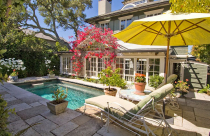 Hồ bơi ngoài trời tại nhà, tại sao không?