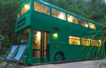 Biến chiếc xe buýt hết đát thành căn nhà hai tầng