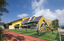 Cận cảnh ngôi trường đa sắc màu bao quanh núi đồi ở Hòa Bình