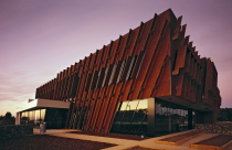 Tòa nhà vây gỗ xéo kỳ quái ở Australia