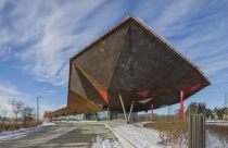 Trạm chờ tàu điện ngầm hình lá dài điêu khắc ở Canada