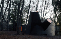 Ngôi nhà bê tông đen độc đáo giữa vùng rừng Vilches, Chile