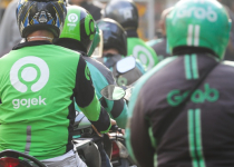 Tỷ phú Masayoshi Son thúc giục Grab sáp nhập với Gojek