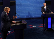 Những hình ảnh về cuộc 'đối đầu' trực tiếp cuối cùng Trump - Biden