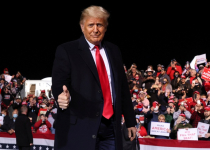 'Ông Trump thực ra đang ở cửa trên'