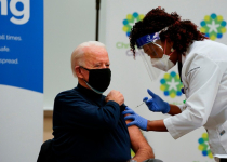 Ông Biden được tiêm vaccine COVID-19, ca ngợi ông Trump