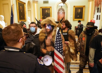 Vì sao Facebook, Twitter cùng khóa tài khoản ông Trump?