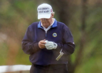 Sân golf của Trump bị tước quyền đăng cai major