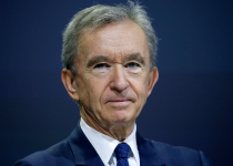 Người đứng sau thương vụ tỷ đô của đôi dép lê “xấu nhất thế giới”