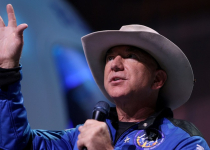 Đã có người giàu hơn Jeff Bezos