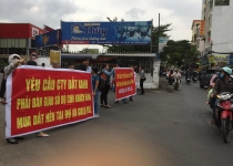 Khách hàng căng băng rôn đòi sổ đỏ, chủ đầu tư Đất Xanh nói gì?