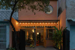 Nhà Hóc Môn 80m2: Tối ưu không gian bằng kiến trúc Bauhaus và sắc cam đột phá