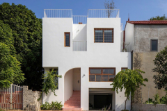 Khối hộp trắng cong bên sông: Thế giới hướng nội của nữ thiết kế thời trang