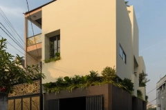 Nhà phố hai mặt tiền Biên Hòa: Nghệ thuật mở khoảng rỗng giữa giao lộ hẻm