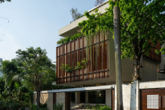 Biệt thự TP.HCM: khúc biến tấu giữa khối tích bay và hệ lam gỗ xanh bền vững