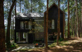 Biệt thự gỗ kính ẩn mình giữa rừng thông Đà Lạt bình yên