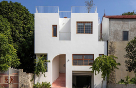 Khối hộp trắng cong bên sông: Thế giới hướng nội của nữ thiết kế thời trang