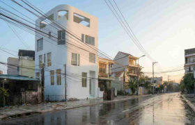 Mẫu nhà phố trắng bo cong tại Nha Trang: Điểm sáng giữa mạng lưới điện chằng chịt