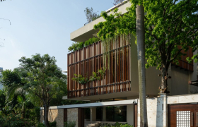Biệt thự TP.HCM: khúc biến tấu giữa khối tích bay và hệ lam gỗ xanh bền vững
