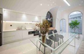 Nghệ thuật mặt tiền lớp kép và cầu thang xuyên sáng cho nhà hẻm Tân Phú