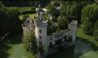Lâu đài kỳ bí bỏ hoang 100 năm vẫn có nghìn người cùng bỏ tiền mua lại