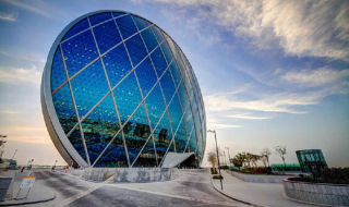 Nhìn ra thế giới: Tòa nhà chọc trời hình tròn Aldar HQ ở Abu Dhabi, Dubai
