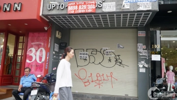 Khách giảm sâu, khó khăn bủa vây ngành bán lẻ data-src=