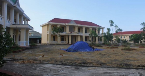 Hà Tĩnh: Trường hơn 16 tỷ bỏ hoang người dân tận dụng phơi rơm nuôi gà Hà Tĩnh: Trường hơn 16 tỷ bỏ hoang người dân tận dụng phơi rơm nuôi gà