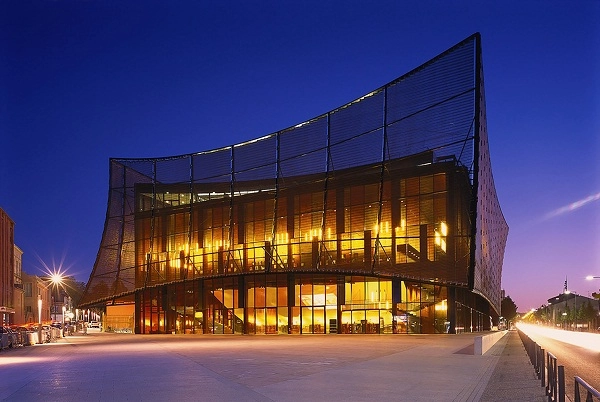 Nhà hát lớn Albi phủ màng lưới lọc khổng lồ