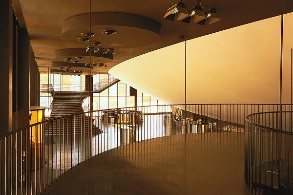 Nhà hát lớn Albi phủ màng lưới lọc khổng lồ