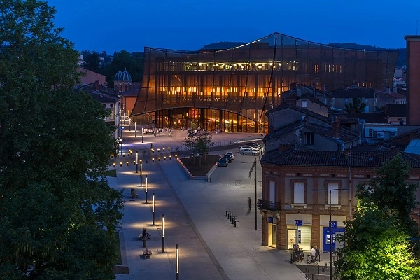 Nhà hát lớn Albi phủ màng lưới lọc khổng lồ