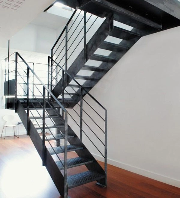 Chọn cầu thang sắt hay gỗ trong thiết kế nhà