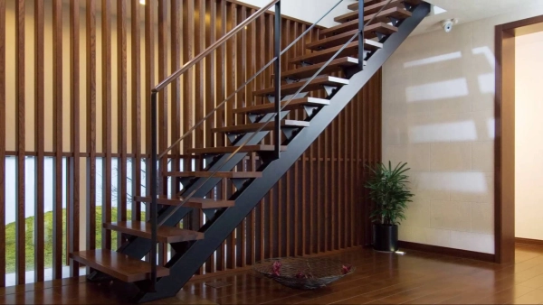 Chọn cầu thang sắt hay gỗ trong thiết kế nhà