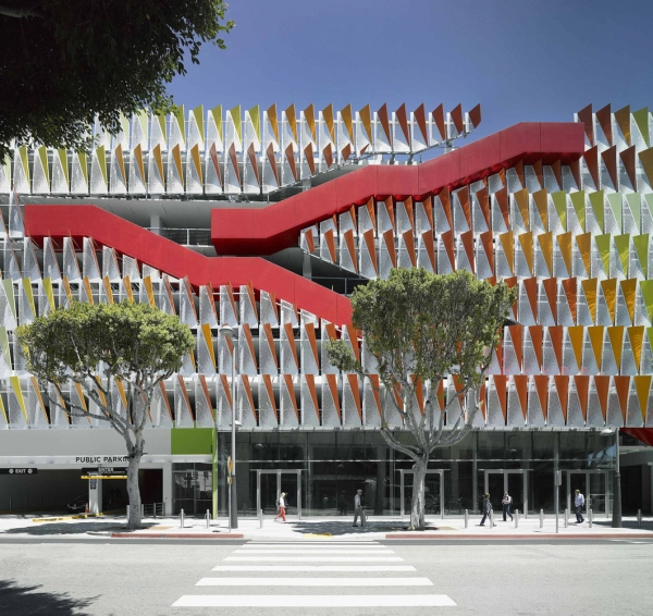 Ngắm tòa nhà bãi đậu xe với lớp áo lưới thép gập đón sáng tại Santa Monica Ngắm tòa nhà bãi đậu xe với lớp áo lưới thép gập đón sáng tại Santa Monica