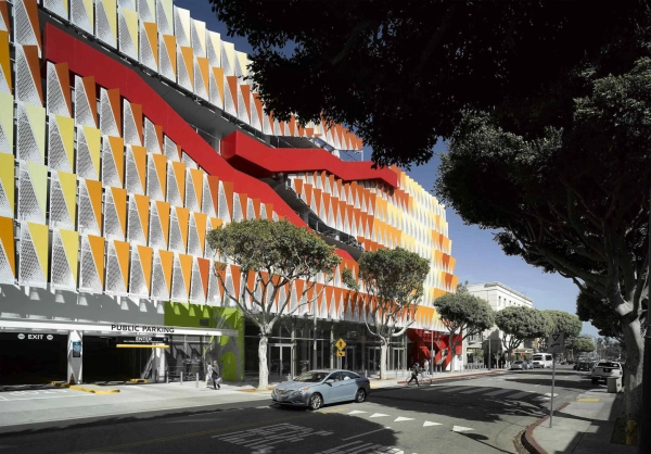 Ngắm tòa nhà bãi đậu xe với lớp áo lưới thép gập đón sáng tại Santa Monica