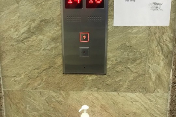 Chung cư Hà Nội cấm nói chuyện, gọi điện trong thang máy phòng dịch virus corona