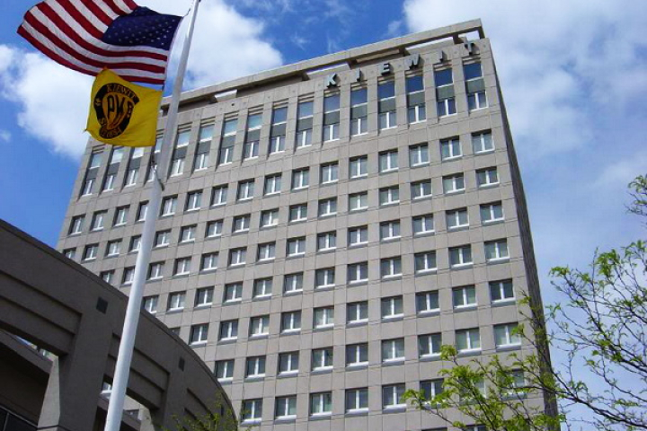 Berkshire Hathaway của Warren Buffett ghi nhận lãi hoạt động tăng mạnh và giữ tiền mặt kỷ lục