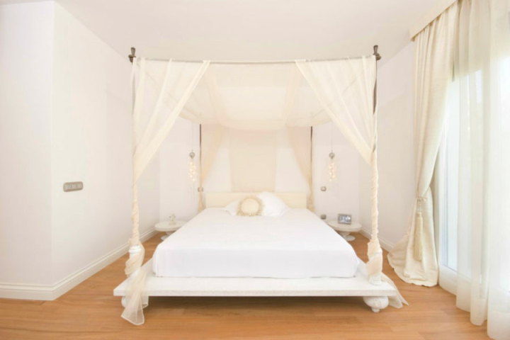 Rèm treo giường: Rèm treo giường của chúng tôi không chỉ giúp tạo ra không gian riêng tư cho bạn mà còn là một điểm nhấn độc đáo trong cả căn phòng của bạn. Với chất liệu cao cấp và thiết kế độc đáo, rèm treo giường giúp bạn tạo ra một không gian riêng tư và thư giãn tối đa. Hãy để rèm treo giường mang đến cho bạn những giây phút thư giãn và cảm giác yên bình.